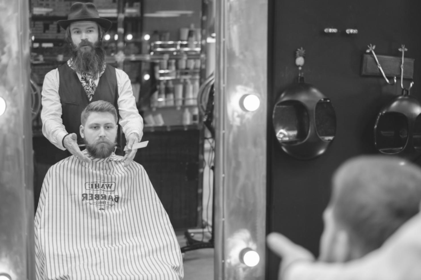 Professionelle Friseurin bei präziser Schnittarbeit